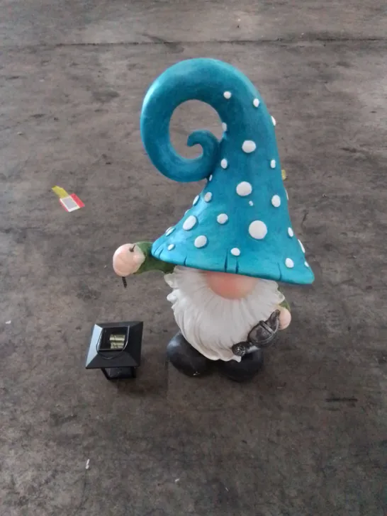 BOXED GARDEN GNOME FIGURE WITH LANTERN 