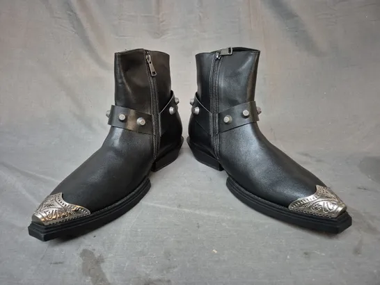 BOXED PAIR OF KOI SOULRENDER MEN'S HARDWARE COWBOY BOOTS IN BLACK/ANTIQUE SILVER UK SIZE 10