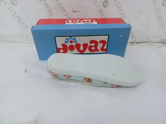 APPROXIMATELY 10 PAIRS OF BOXED DIVAZ SLIP-ON FLORAL PUMP SWIFT BLUE IN VARIOUS SIZES 