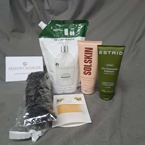 APPROXIMATELY 20 ASSORTED COSMETIC PRODUCTS TO INCLUDE BAYLIS & HARDING HAND WASH REFILL POUCH, SOL SKIN TANNING MOISTURISER, AND HAIR PIECES ETC. 