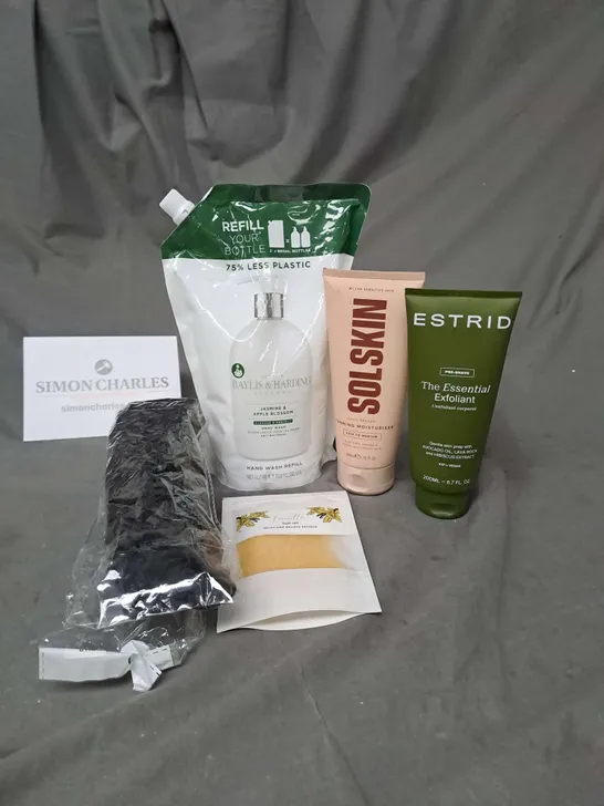 APPROXIMATELY 20 ASSORTED COSMETIC PRODUCTS TO INCLUDE BAYLIS & HARDING HAND WASH REFILL POUCH, SOL SKIN TANNING MOISTURISER, AND HAIR PIECES ETC. 