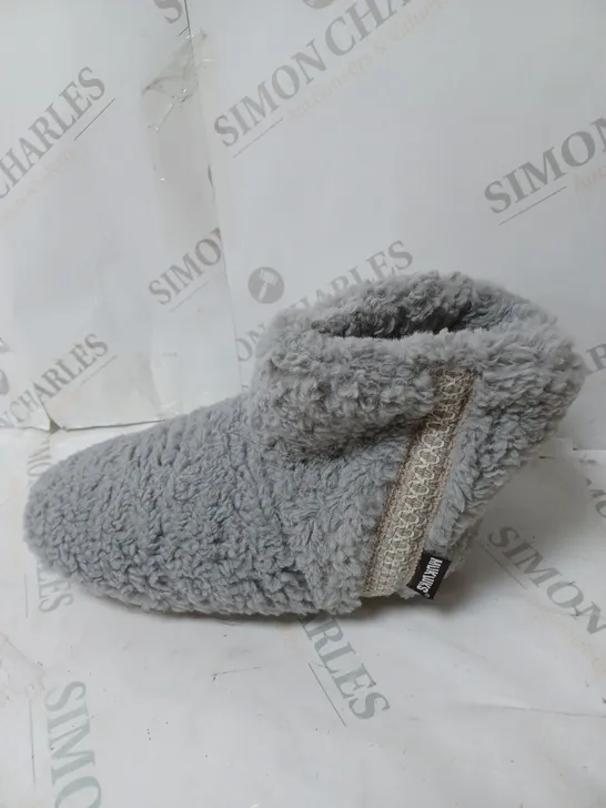 MUK LUKS FREJA GREY BOOT SLIPPERS - SIZE 4