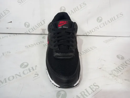 BOXED PAIR OF NIKE AIR MAX TRAINERS IN BLACK UK SIZE 7