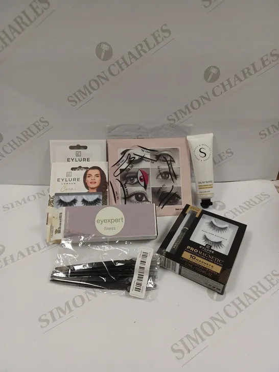 APPROXIMATELY 20 ASSORTED ITEMS TO INCLUDE EYLURE LONDON FALSE LASHES, EYELINER STENCIL, SAINT & SERENITY BROW BUFFER, EYEBROW SHAPER TOOL ETC. 