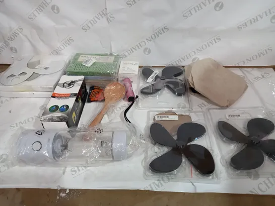 BOX OF ASSORTED HOUSEHOLD ITEMS TO INCLUDE MINI BLENDER, MONOCULAR AND PORTABLE FANS 