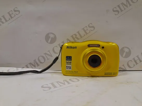 NIKON COOLPIX IN YELLOW 