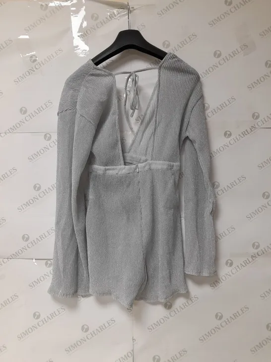 PRETTLITTLETHING GLITTER PLISSE FLARE SLEEVE PLUNGE PLAYSUIT IN SILVER SIZE 6