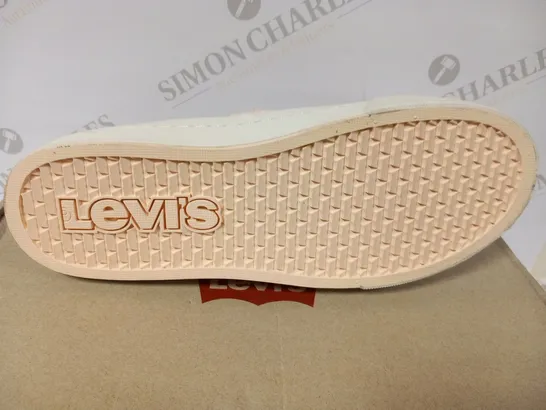 BOXED LEVI'S SLIP ON LOW CANVAS SHOE SIZE 6.5