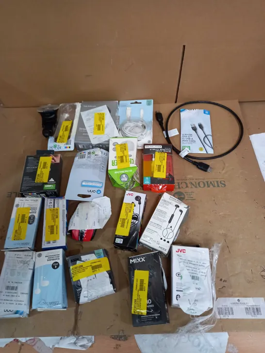 LOT OF APPROX 20 ASSORTED TECH ITEMS TO INCLUDE EARPHONES, CABLES, COMPUTER MOUSE ETC