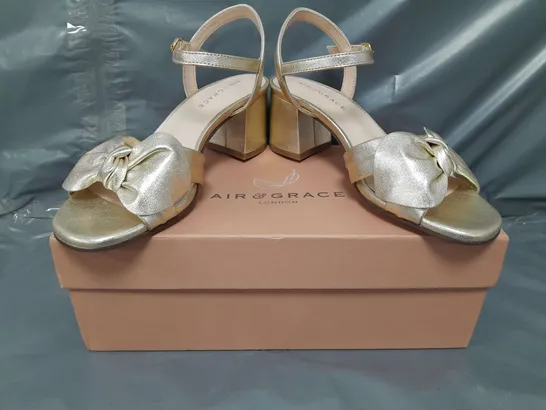 BOXED PAIR OF AIR & GRACE OPEN TOE LOW BLOCK HEEL SANDALS IN METALLIC GOLD W. BOW DETAIL UK SIZE 5