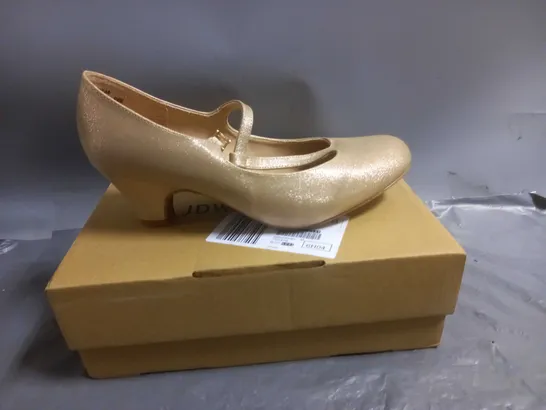 JD WILLIAMS LADIES LOW HEEL COURT SHOES GOLD SIZE 9