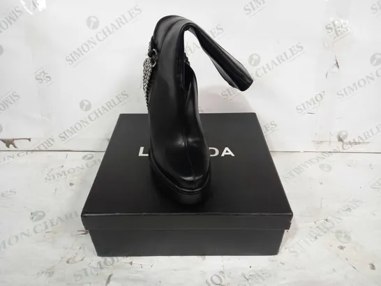 BOXED PAIR OF LAMODA PLATFORM BLOCK HEELED ANKLE BOOTS IN BLACK W. SILVER EFFECT CHAIN DETAIL UK SIZE 3