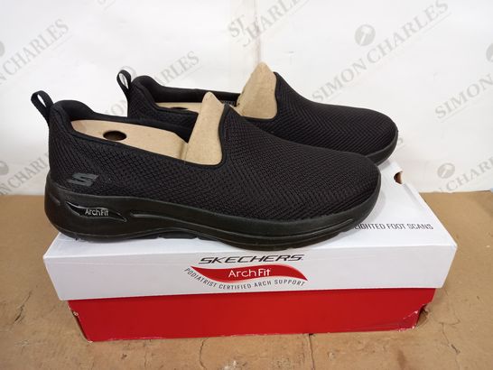 BOXED PAIR OF SKECHERS ARCH FIT BLACK SLIP-IN TRAINERS, UK SIZE 6.5