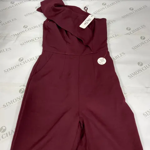 CHI CHI LONDON ONE SHOULDER FRILL DETAIL JUMPSUIT IN BURGUNDY SIZE 6