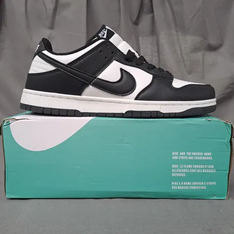 BOXED PAIR OF NIKE SHOES IN BLACK/WHITE UK SIZE 9