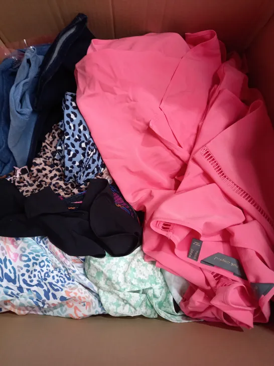BOX OF APPROX 20 ASSORTED CLOTHING ITEMS TO INCLUDE - JUMPERS - TOPS - TROUSERS ECT