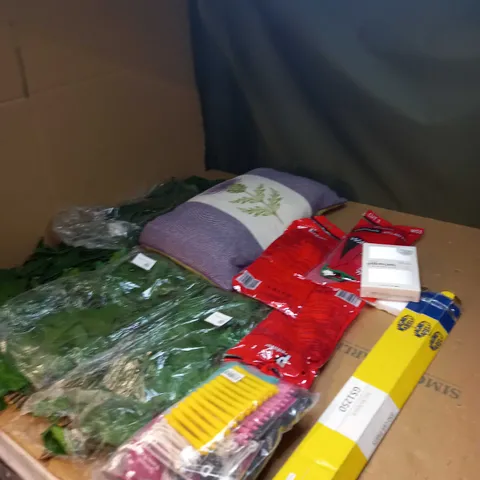 LARGE BOX OF ASSORTED HOUSEHOLD ITEMS TO INCLUDE ARTIFICIAL FLOWERS, PILLOWS AND GARDENING GLOVES