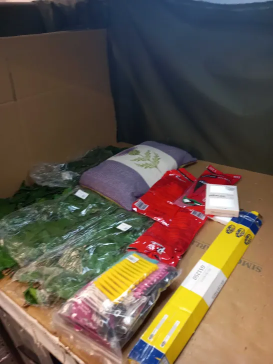 LARGE BOX OF ASSORTED HOUSEHOLD ITEMS TO INCLUDE ARTIFICIAL FLOWERS, PILLOWS AND GARDENING GLOVES