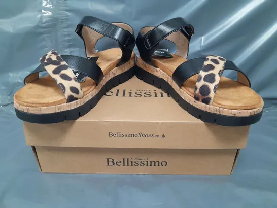 BOXED PAIR OF BELLISSIMO OPEN TOE LOW WEDGE SANDALS IN BLACK/ANIMAL PRINT SIZE 6