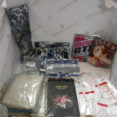 BOX OF APPROX 15 ASSORTED ITEMS TO INCLUDE TAPESTRY, DECORATIVE WALL HANGINGS, FASHION WATCH STRAPS