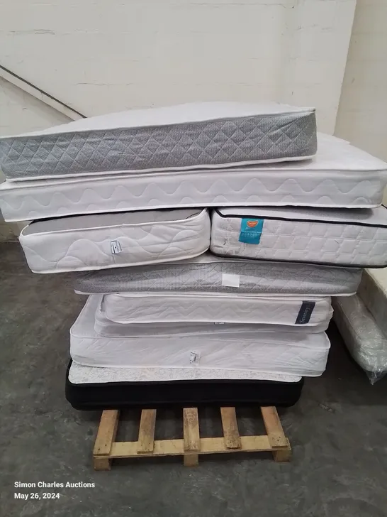 A PALLET OF VARIOUS SIZED MATTRESSES 