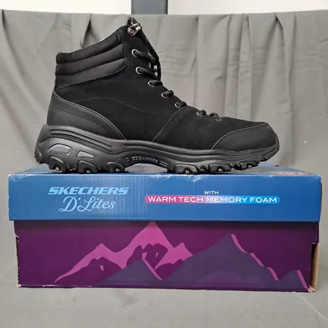 BOXED PAIR OF SKETCHERS D'LITES SATIN COLLAR LACE UP BOOTS IN BLACK SIZE 8