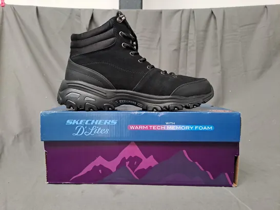 BOXED PAIR OF SKETCHERS D'LITES SATIN COLLAR LACE UP BOOTS IN BLACK SIZE 8