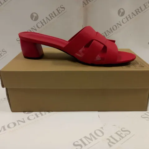 BOXED PAIR OF LOW BLOCK HEEL SANDALS UK SIZE 9