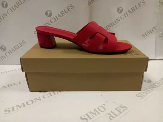 BOXED PAIR OF LOW BLOCK HEEL SANDALS UK SIZE 9