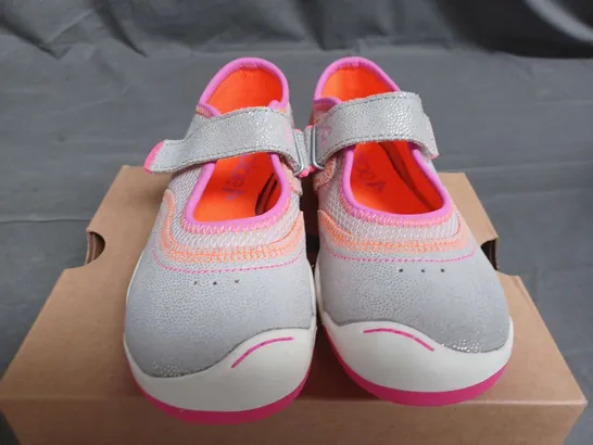 BOXED PLAE KIDS EMME TRAINERS IN SILVER/PINK - UK 11.5