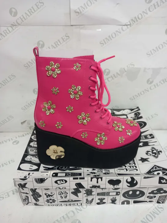 BOXED PAIR OF KOI FOOTWEAR LOTUS JUNKIE FLOWER PLATFORM BOOTS IN PINK - SIZE 7