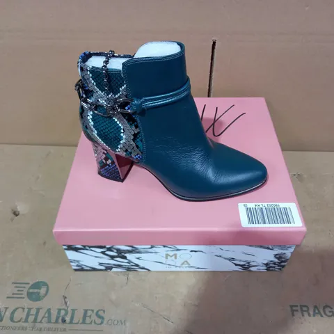 BOXED PAIR OF MODA IN PELLE GREEN SNAKE SKIN EFFECT BOOTS- SIZE 37
