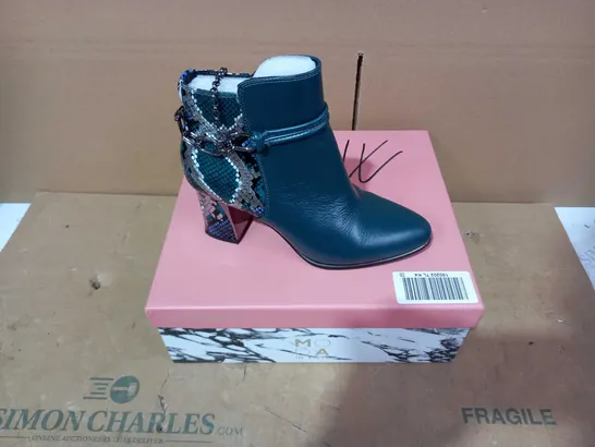BOXED PAIR OF MODA IN PELLE GREEN SNAKE SKIN EFFECT BOOTS- SIZE 37