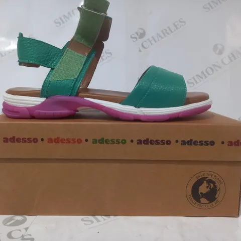 BOXED PAIR OF ADESSO OPEN TOE SANDALS IN GREEN/PINK SIZE 6