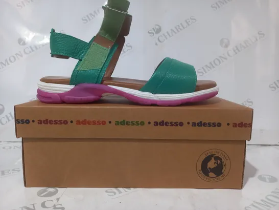 BOXED PAIR OF ADESSO OPEN TOE SANDALS IN GREEN/PINK SIZE 6