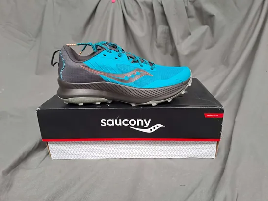 BOXED PAIR OF SAUCONY TRAINERS IN BLUE/GREY SIZE 8