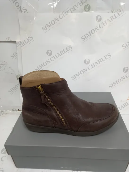 VIONIC LOIS FULL GRAIN CHUKKA FLAT BOOT - SIZE 7