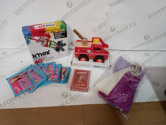 BOX OF APPROX 20 ASSORTED TOYS TO INCLUDE - K'NEX, WOODEN TOY VEHICLE, BARBIE STICKERS ETC