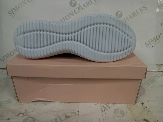 BOXED PAIR OF DESIGNER SLIP-ON SHOES IN GREY UK SIZE 7