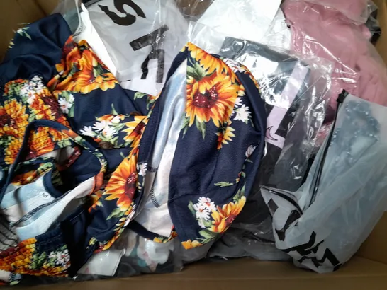 BOX OF APPROXIMATELY 25 ASSORTED CLOTHING ITEMS TO INCLUDE - SCARF , T-SHIRT - POLO SHRIT ETC