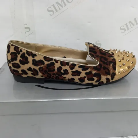 FLAT HEELED LEOPARD PRINT GOLD SPIKEY TOE SHOE SIZE 3