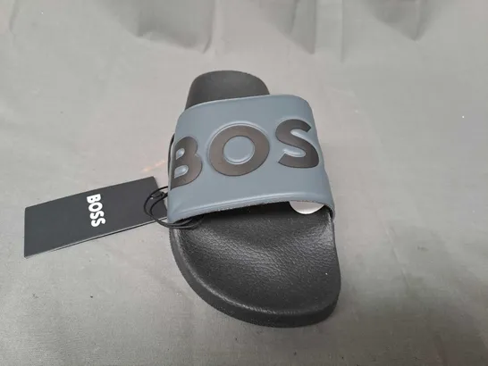 PAIR OF BOSS SLIDERS IN BLACK/GREY EU SIZE 43