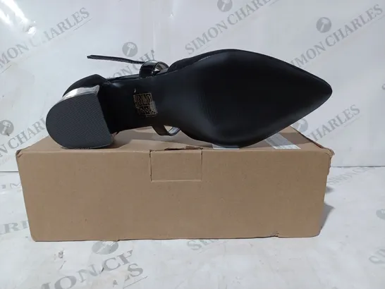 BOXED PAIR OF WALLIS LOW HEEL POINTED TOE SHOES IN BLACK SIZE 7