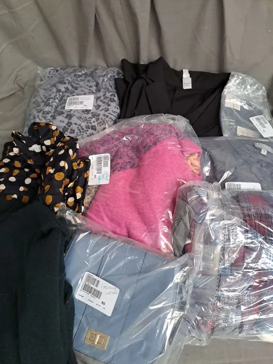 BOX OF APPROX 20 ASSORTED CLOTHING ITEMS TO INCLUDE - JUMPER, PYJAMAS, BAG ETC