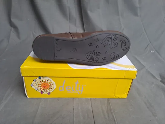 BOXED LOT OF APPROX. 16 PAIRS OF CHILDREN'S SANDALS. VARIOUS SIZES