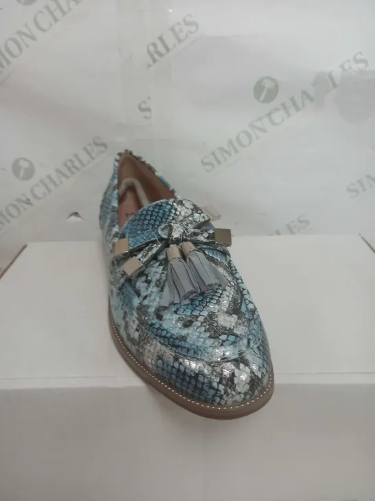 BOXED PAIR OF MODA IN PELLE SHOES IN DENIM SNAKE SIZE 7