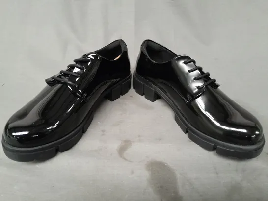 BOXED PAIR OF CLARKS LACE-UP SHOES IN GLOSSY BLACK UK SIZE 7