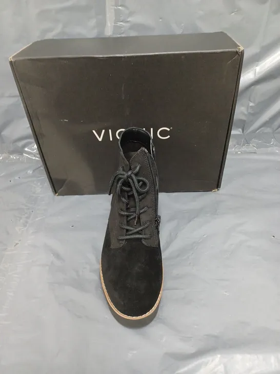 PAIR OF VIONIC LARSON LACE UP BOOTS IN BLACK SIZE 4 