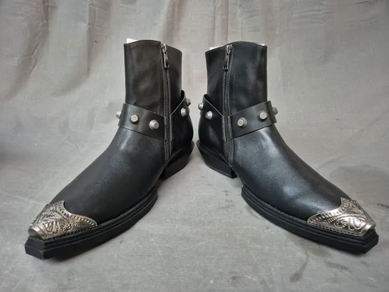 BOXED PAIR OF KOI SOULRENDER MEN'S HARDWARE COWBOY BOOTS IN BLACK/ANTIQUE SILVER UK SIZE 9