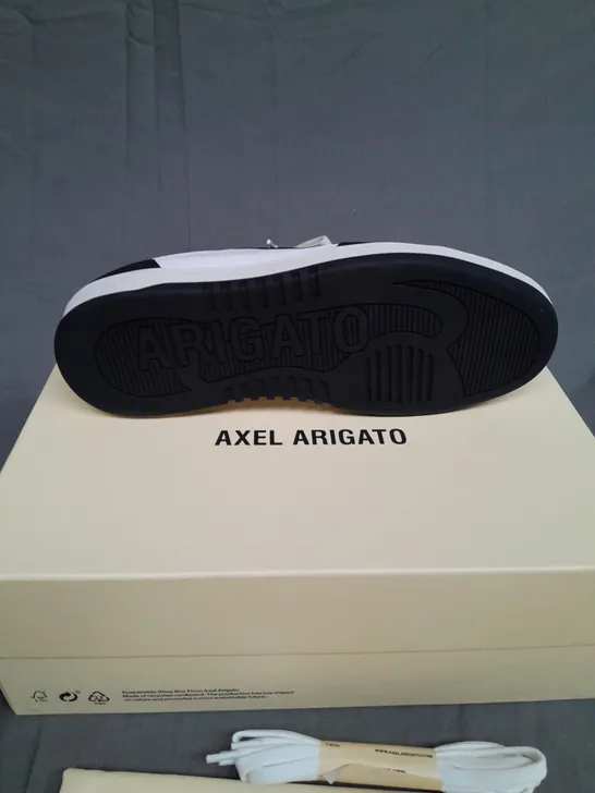 BOXED PAIR OF AXEL ARIGATO BLACK/WHITE DICO LO WITH ACCESSORIES SIZE 9